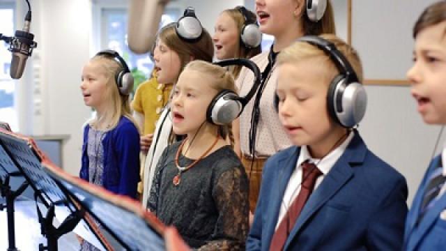 Children Praise Jehovah in Song