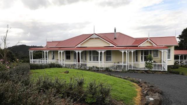 Helensville: Imitation Villa