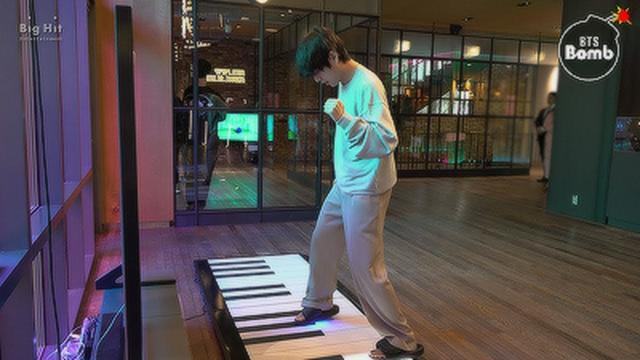 ‪Play the Piano @ BTS POP-UP : HOUSE OF BTS‬