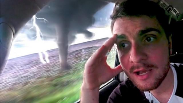 J'AI RISQUÉ MA VIE POUR CETTE VIDÉO ! (Chasse à la tornade)