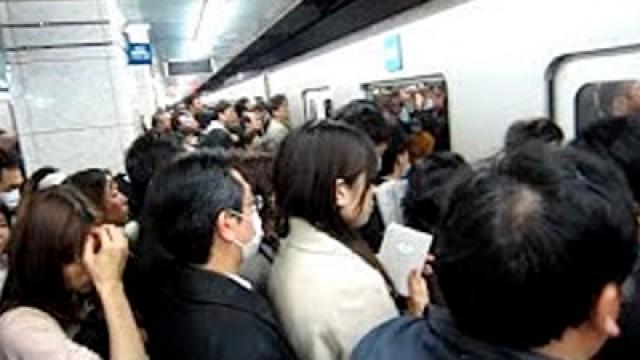 Métro de Tokyo 3 jours après le tremblement de terre - Impossible de monter dans le train
