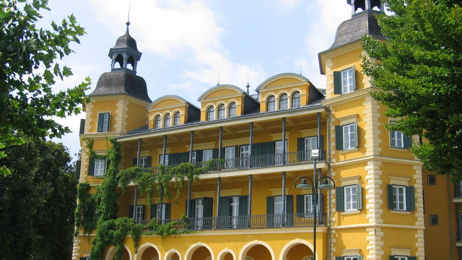 Lakeside Hotel