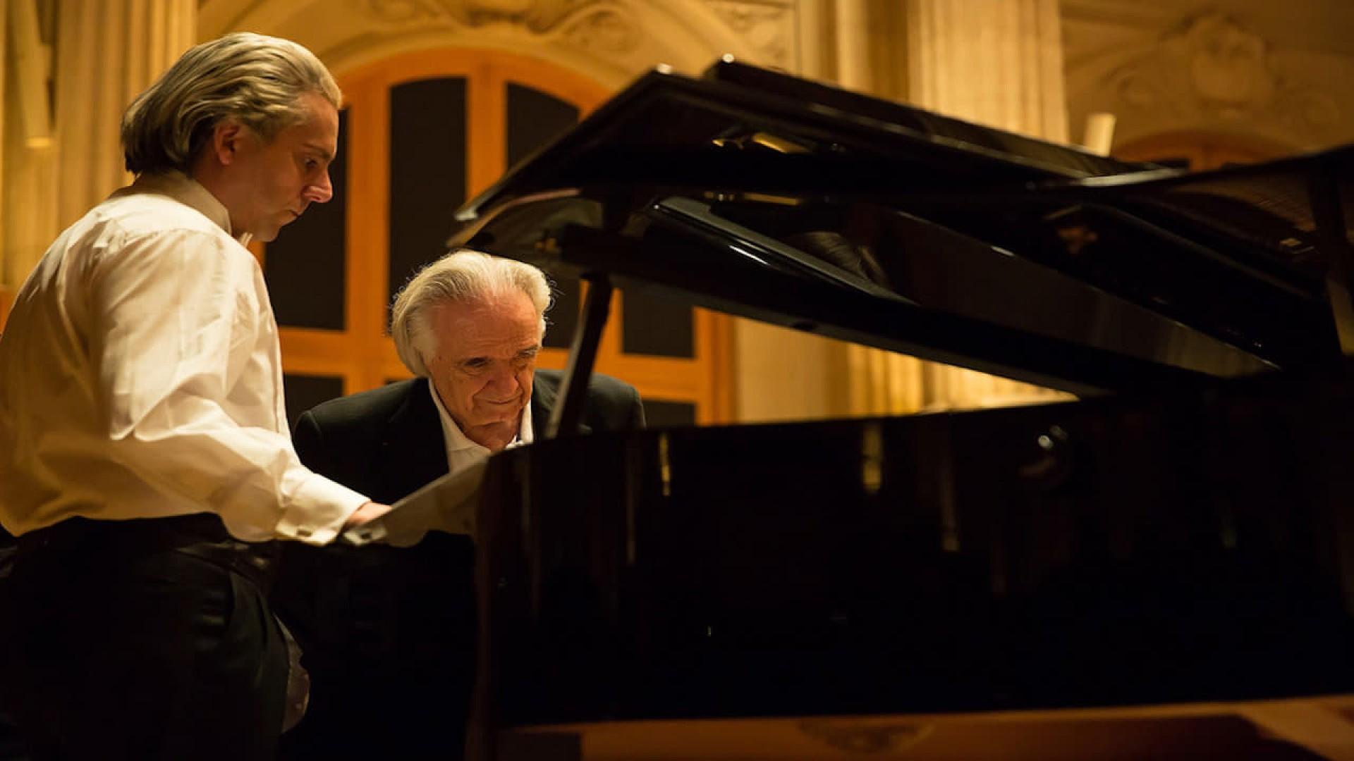 João, The Pianist