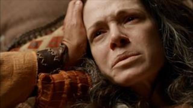 Sati revela para Tany que está sendo chantageada por Hapu