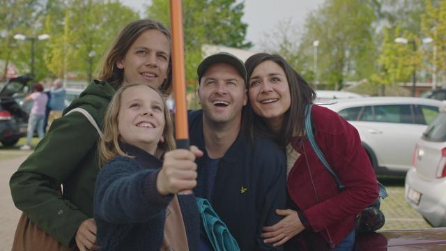 Anna, Ben, Vic en Lou gaan samen zwemmen