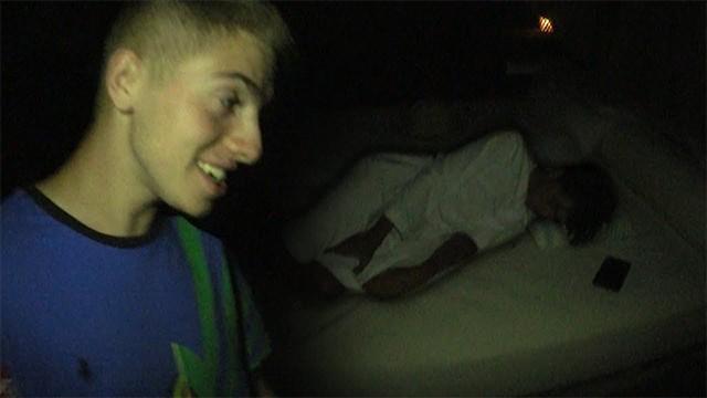 Inoxtag s'endort dehors, on cherche une cachette pour le Cache-Cache dans la Villa