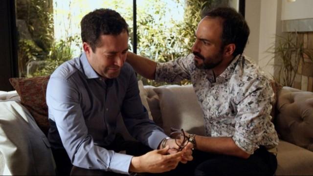 Juanjo le ruega a Chico Olmedo que le ayude a alejar a Alicia de su vida