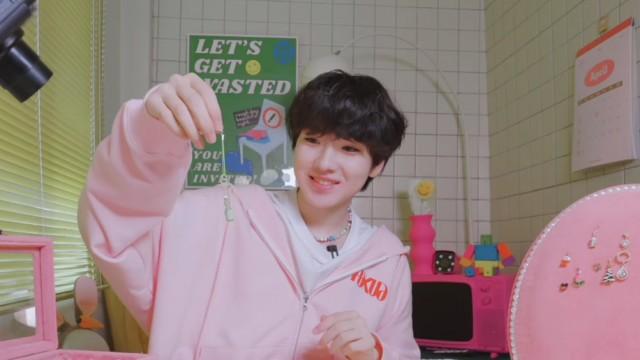 #Sakuya earrings revealed | Dongdaemun Market shopping & making gifts for members | SakuDAY in Dongdaemun