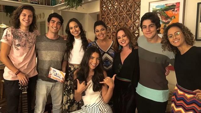 Alice Milagres, Daniel Rangel, Rayssa Bratillieri, Guta Stresser, Renan Mayer e Fabiana Karla
