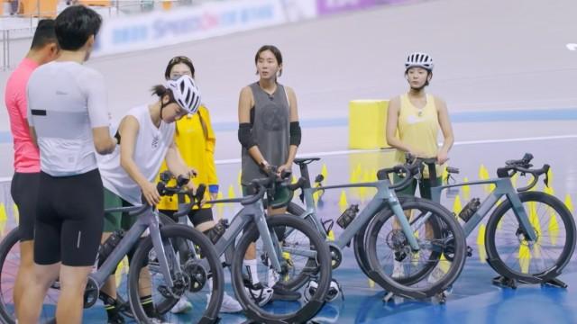 Uie Learns How to Ride a Bicycle