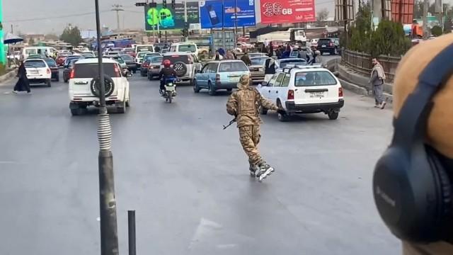 Des talibans à rollers