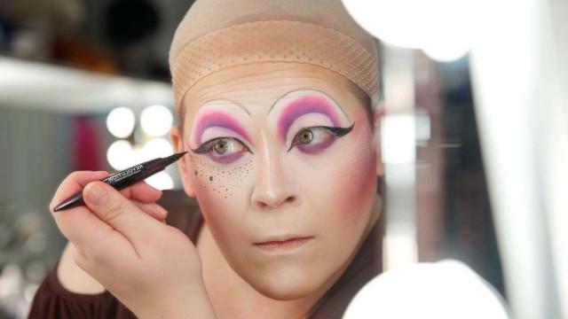 Showtime in Paris - Madame Arthurs Cabaret