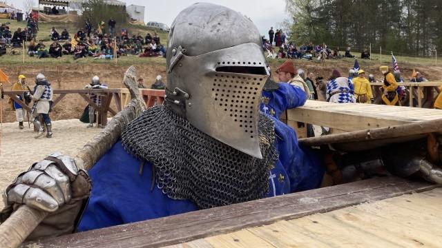 Kämpfen wie im Mittelalter - Mit Rüstung, Schwert und Schild