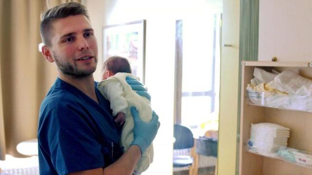 Die Hebamme ist ein Mann!