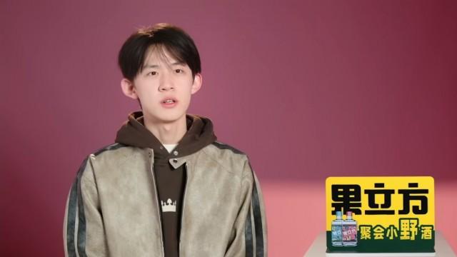 Susu and Tangtang hold hands  for the first time