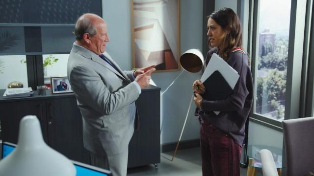 Luis Emilio interroga a Karina