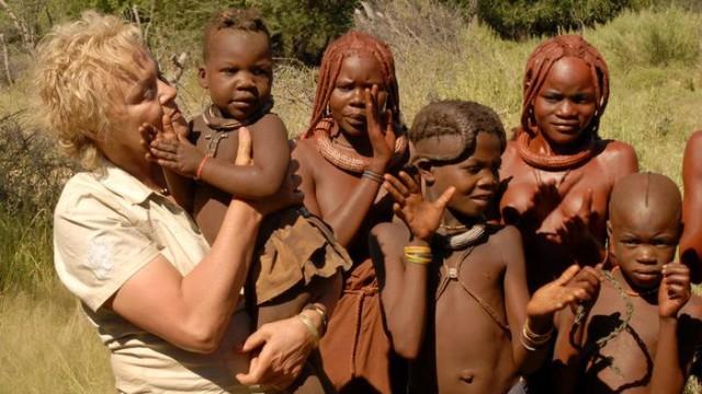 Muriel Robin chez les Pygmées Bagyélis au Cameroun