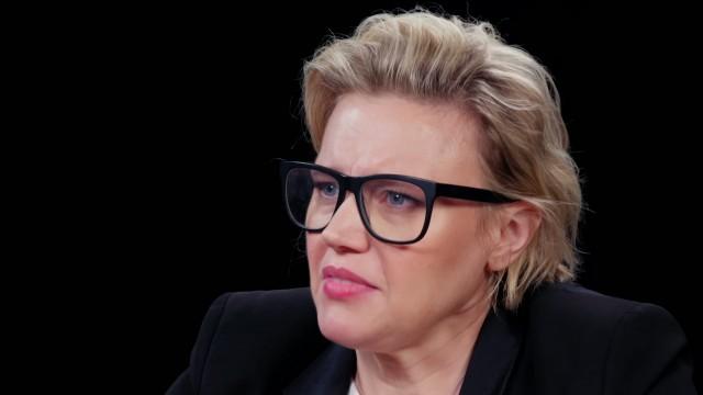 Kate McKinnon Gets Weird While Eating Spicy Wings