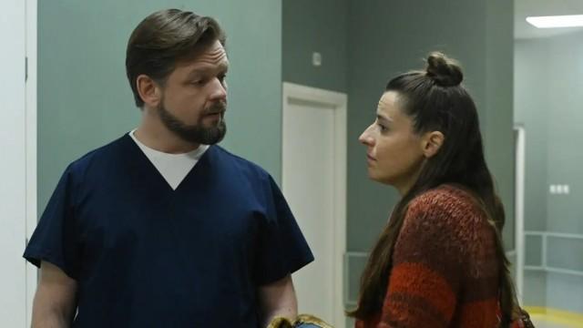 Idzie kominiarz po drabinie