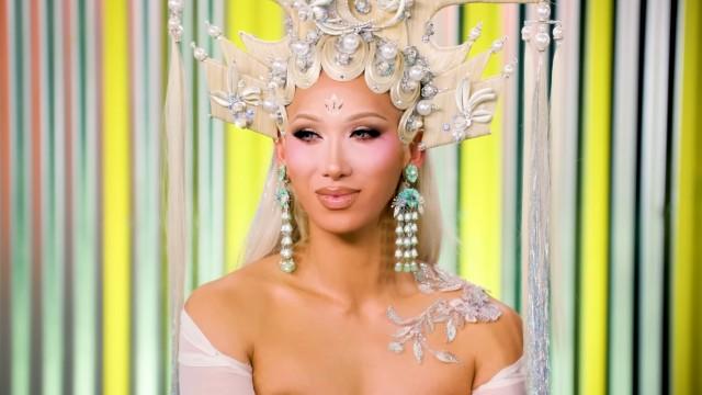 Bianca Del Rio Is BACK With Her Twin, Plastique Tiara!  (S18E01)