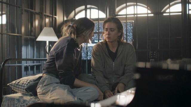 Yeimy intenta escapar de la prisión de Mike, pero está muy débil