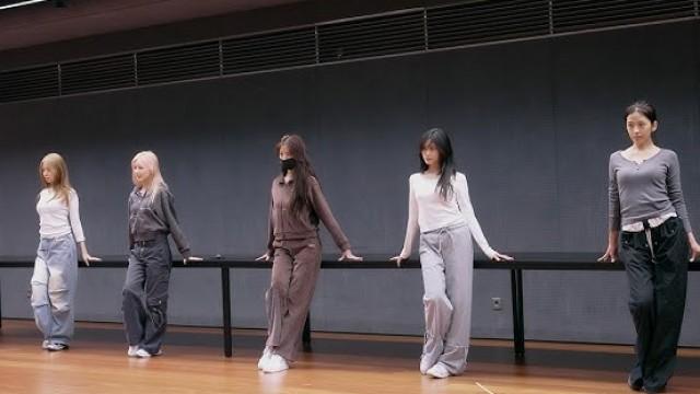 'BLACKHOLE' Dance Practice Behind