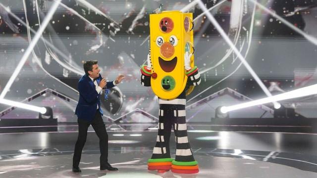 Detrás de Micrófono y Semáforo