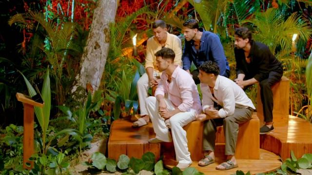 Los chicos se enfrentan a su primera hoguera