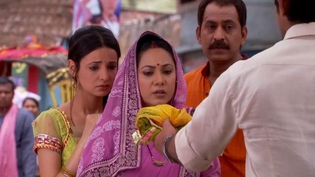 Khushi reaches Arnav's office