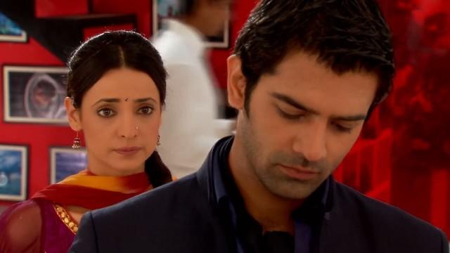 Khushi meets Arnav - the boss