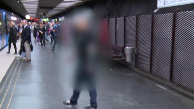 Ung livlös kvinna på perrongen