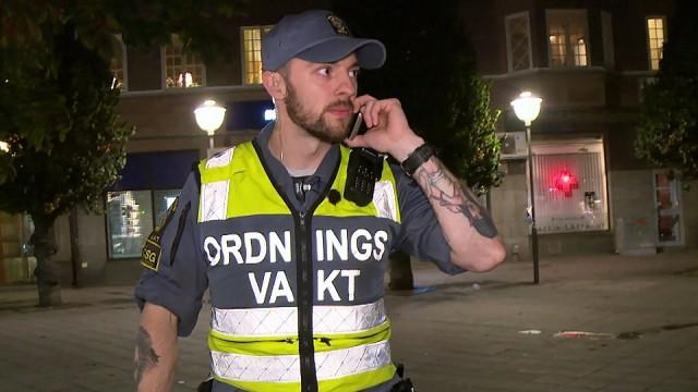Aggressiv kvinna med väskan som vapen
