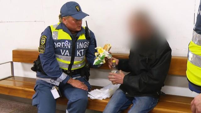 Ordningsvakterna stöter på kraftigt motstånd