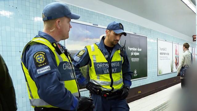 En man försöker hoppa framför tåget