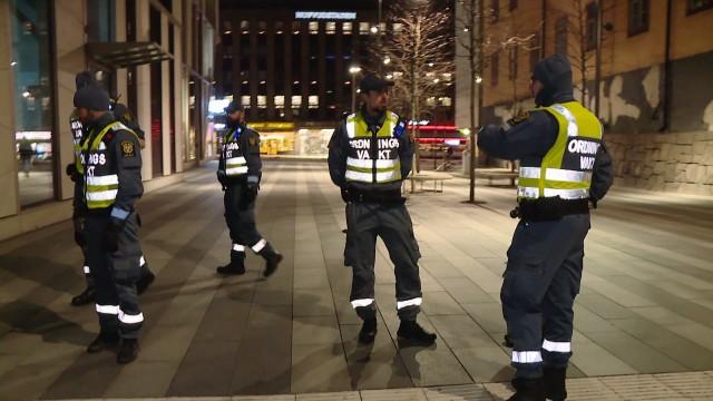 Två män som kastar glasflaskor på folk