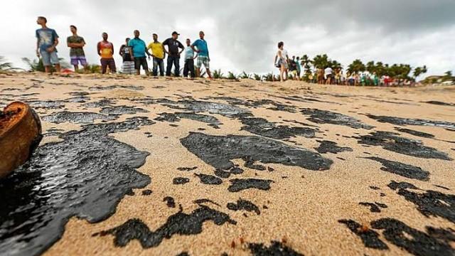 #73: Autofagia no governo, crise na oposição e o óleo nas praias do Nordeste