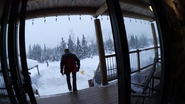 Inoxtag reveille Doc avec une pelle rempli de neige...