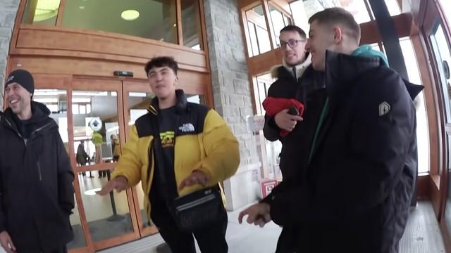 Inoxtag lèche la glace et reste bloqué...