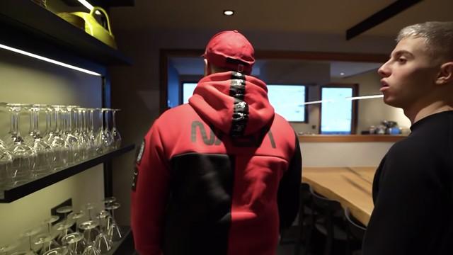 Inoxtag saute dans la piscine habillé à peine arrivé au Chalet des Croûtons