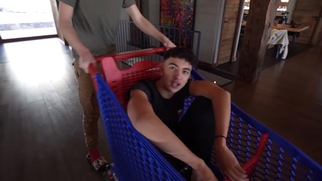 Inoxtag tombe par terre et casse tout sur son passage dans le Chalet des Croûtons