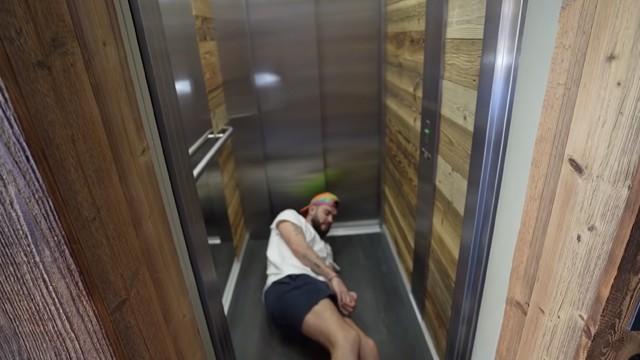 Inoxtag évite une avalanche de boule de neige de justesse