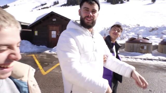 Inoxtag et Michou font un bonhomme de neige dans ma chambre