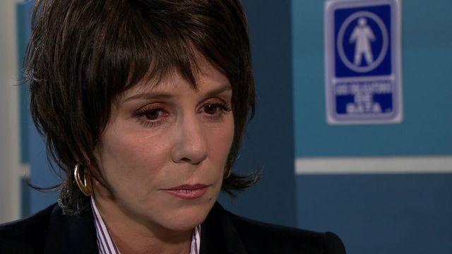 Quintín le lleva serenata a Charito y le da un anillo de compromiso