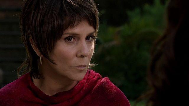 Antonia les confiesa a sus empleadas que tenía cáncer