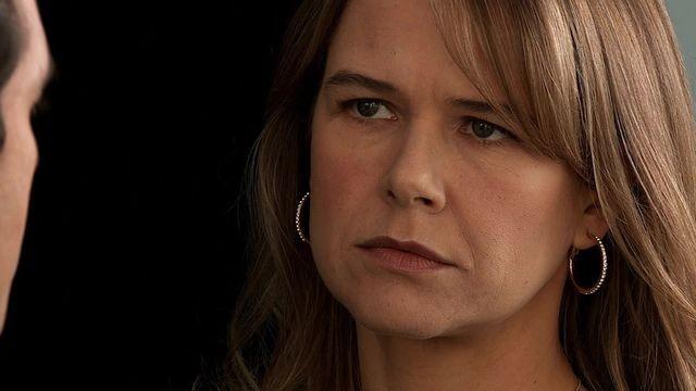 Valeria descubre que Marcial se deshace de los volantes que repartió Yorley