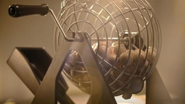 La boule de loto, la politique au jeu du hasard