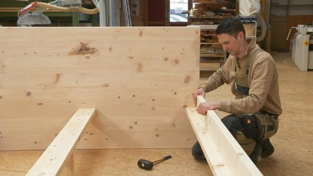 Wie man ein Bett aus Zirbenholz baut