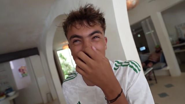 Inoxtag attrape un serpent à main nue