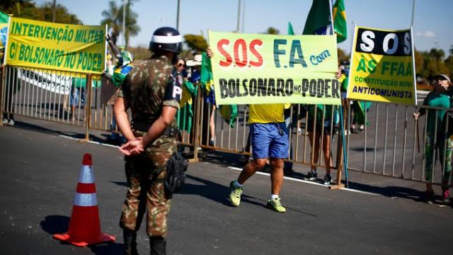 #166: Em marcha para a escuridão