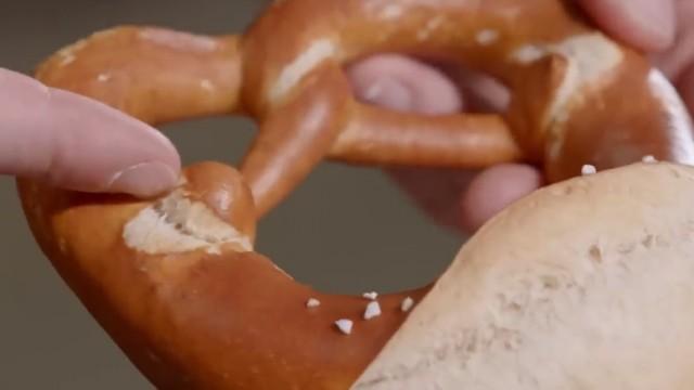 Wie man eine Brezel backt